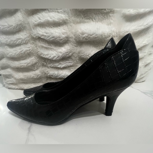 Life Stride Black Vegan Croc Embossed 3” Pumps Women’s size 8 - Picture 1 of 6